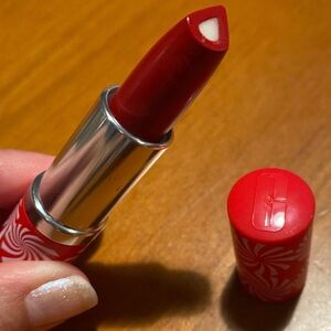 CLINIQUE Dramatically Different Lipstick